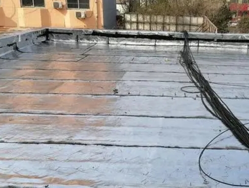 托克逊卫生间漏水维修公司分享下托克逊屋面楼顶防水刚性防水层施工要点。